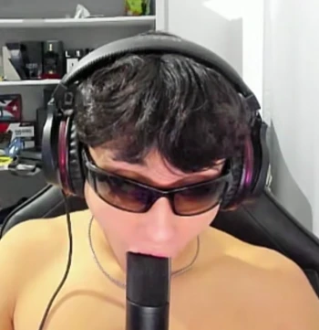 Streamer PFP